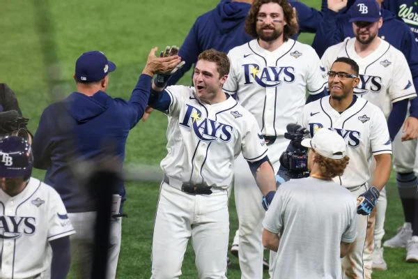 Rays steal Game 4 from Brewers in extras to stay alive in World Series