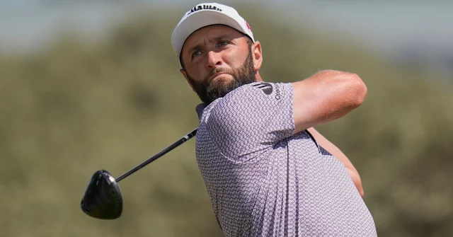 Jon Rahm slår ut under The Open