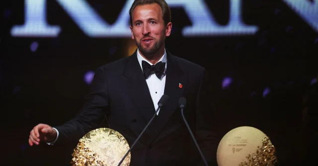 Harry Kane tar emot sin första Ballon d'Or i smoking på scenen