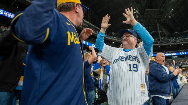 31,000 Brewers fans pack American Family Field for watch party
