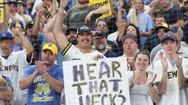 Watch emotional Bob Uecker tribute after Brewers win World Series