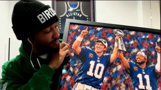 Jalen Brunson shows Peyton and Eli his special painting