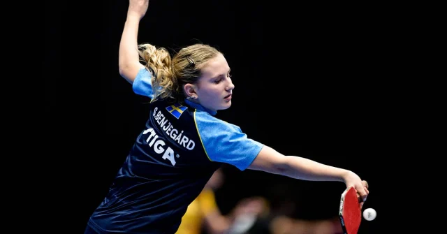 Siri Benjegård i bordtennismatch, redo att slå en forehand