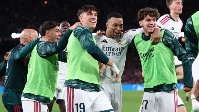 Real Madrid best Barça in brilliant Clásico; Man United mess deepens; Spurs win again