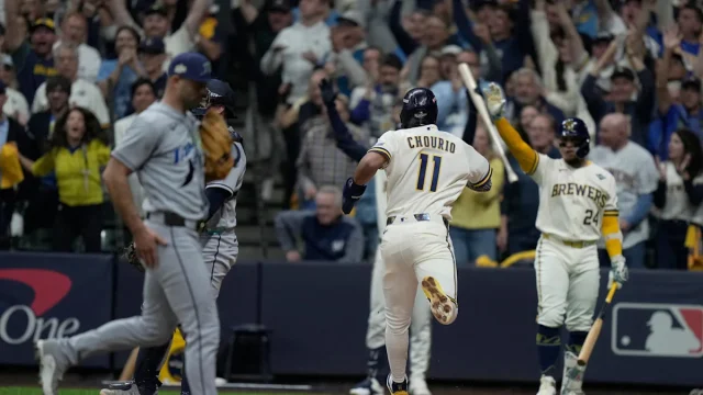 Brewers sticking with same lineup in Game 2 of World Series