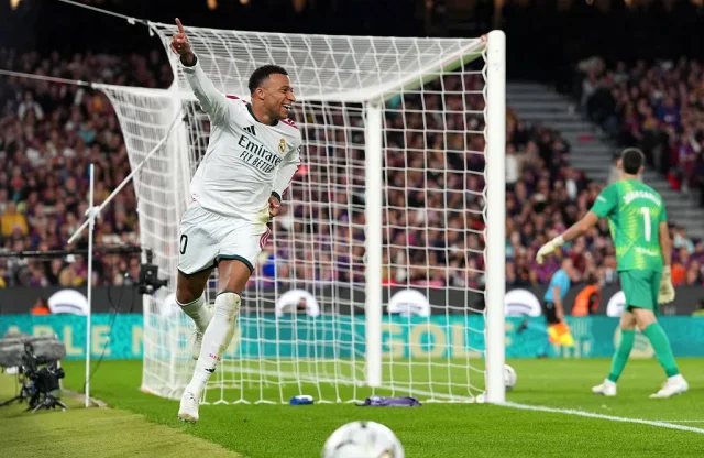 Mbappé scores by accident to open the scoring against Barcelona 🎥