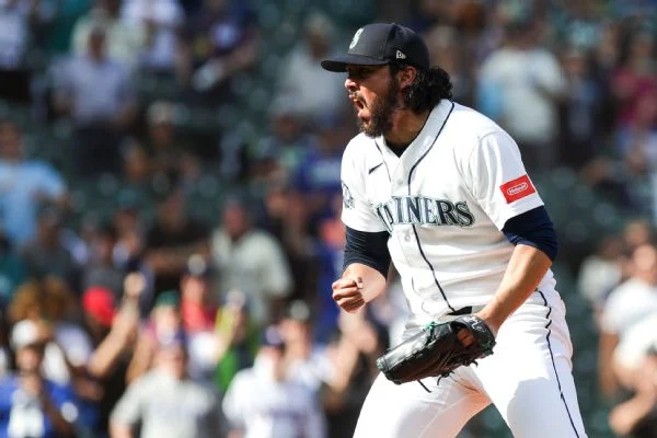 Mariners exercise Andrés Muñoz option, decline Victor Robles, Bryce Miller options