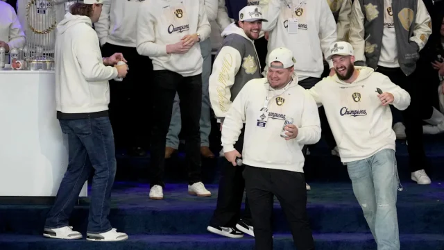Daniel Vogelbach's karaoke highlights Brewers' World Series party