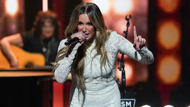 Carly Pearce to sing national anthem before World Series Game 3