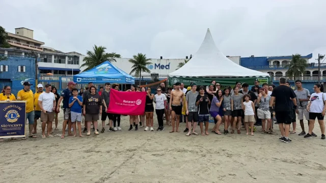 Santos FC and Instituto Leão do Mar join São Vicente beach clean-up
