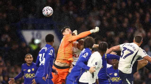 Mike Penders' own goal gave Tottenham the lead at Stamford Bridge, after which they made it 2-0 through Mathys Tel.
